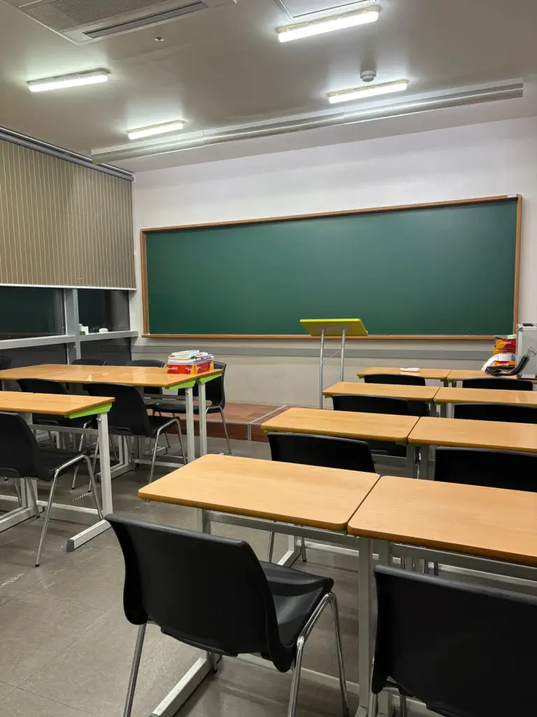 칠판이 있는 새론학원 강의실